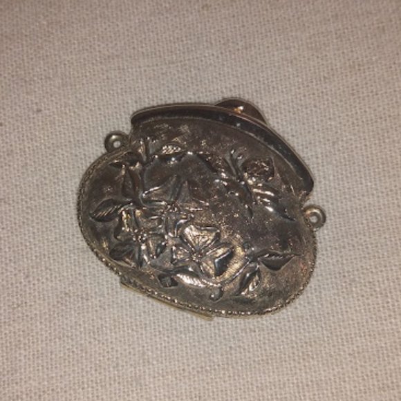 Butterfly motif metal purse pendant. - Picture 2 of 6